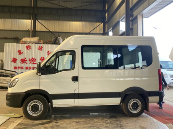 依维柯欧胜中顶殡仪车