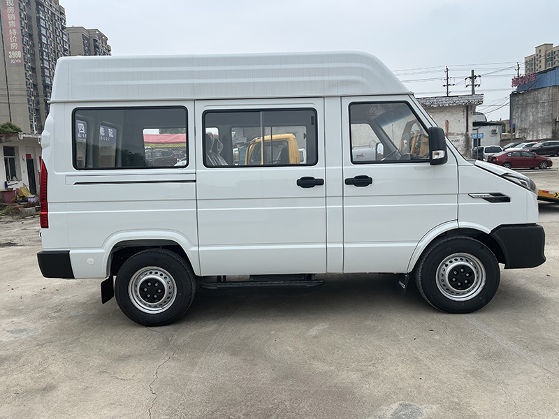 依维柯得意中顶殡仪车