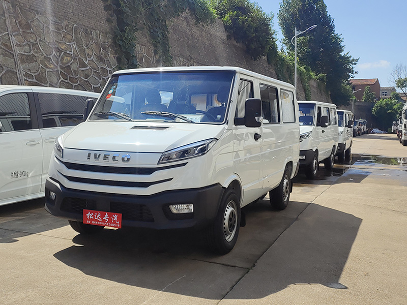 依维柯得意低顶殡仪车