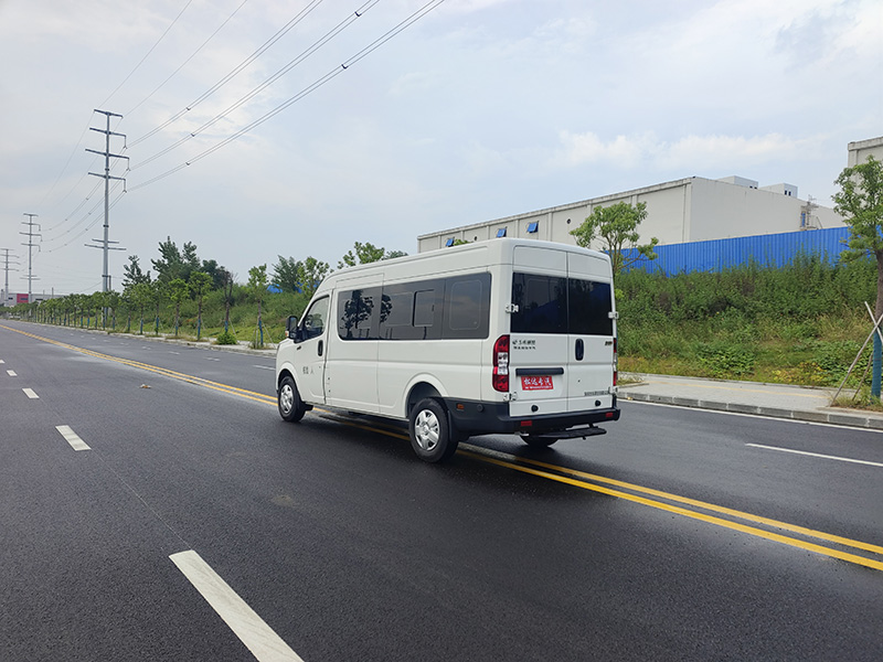 东风御风中轴殡仪车