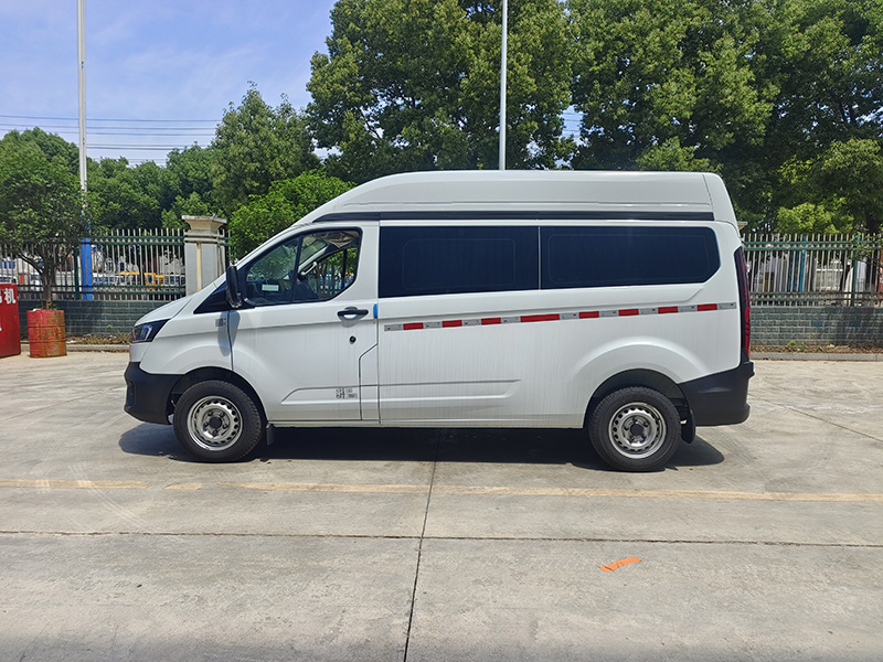 福特新全顺柴油（中轴中顶）殡葬服务车